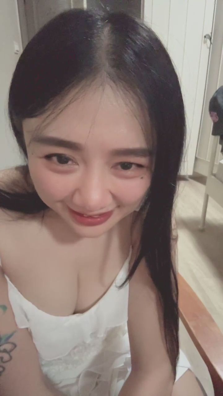daisybaby : 湊近鏡頭的瞬間，是不是讓你心跳漏了一拍？🥰 #女友感 #心動瞬間 #甜美 #直播精華