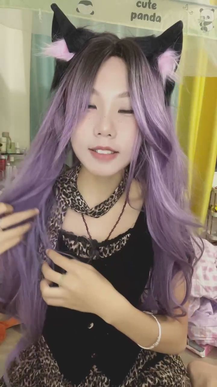skyvivi3 : 暫停一下遊戲，只為了給你一個俏皮的眨眼 😉💜 #貓耳娘 #紫髮 #眨眼