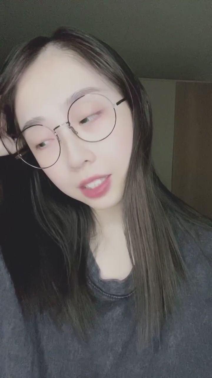 y_y... : 撥頭髮的瞬間,有沒有讓你心跳漏一拍?💓👓 #氣質 #美甲 #眼鏡娘 #心動