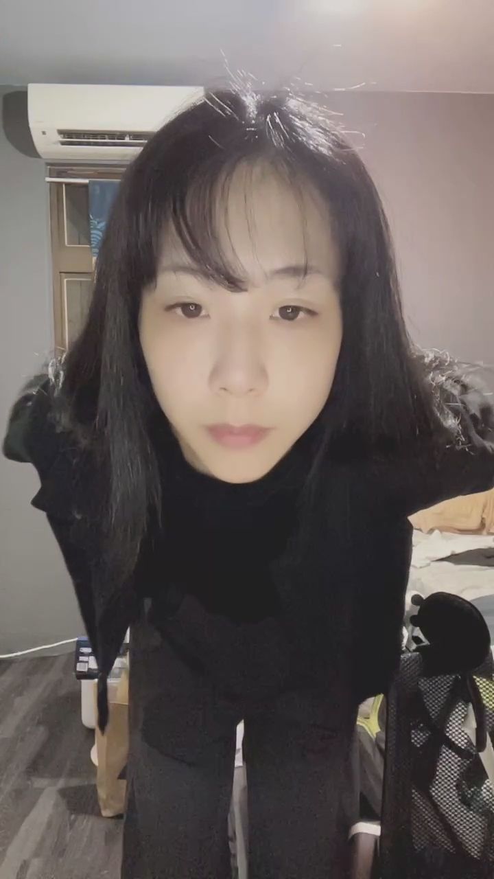  : 黑色短版上衣配工裝褲，露出腰線的個性穿搭！給幾分😍😍😍 #穿搭分享 #小蠻腰 #甜美笑容 #個性穿搭