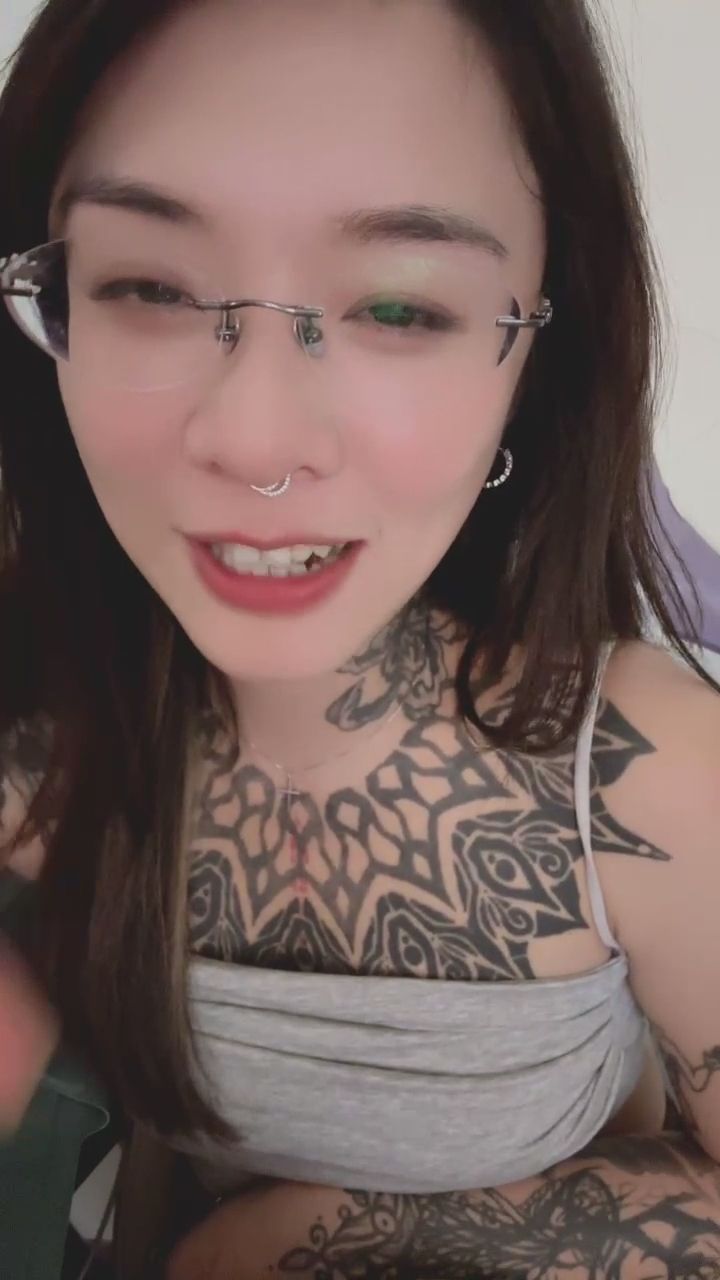  : 靠近一點，讓我看看你的心跳有沒有加速？💓😉 #近距離 #俏皮互動 #心動對視