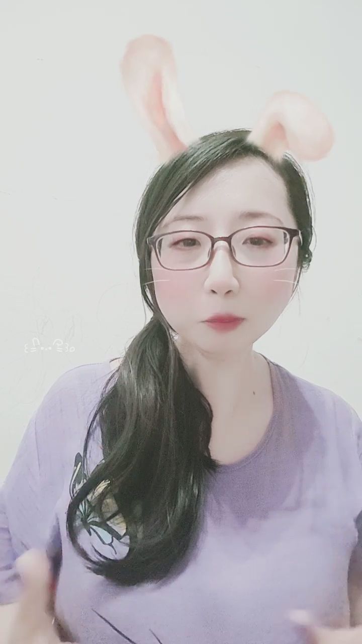  : 兔耳女孩的活力問候！今天也充滿精神喔🐰👋 #日常聊天 #可愛手勢 #親密互動