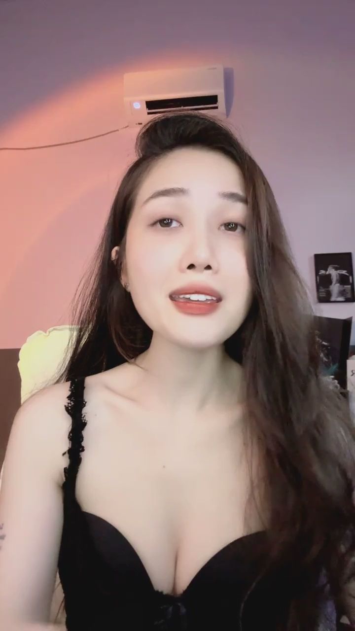 yausie : 從認真聊天到突然燦笑，這個反差萌太有感染力了！✨ #甜美笑容 #反差萌 #直播精華