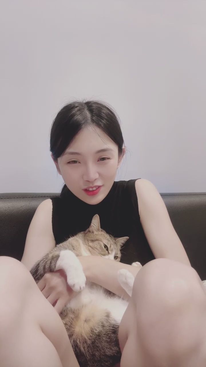 bubu__ : 和主子一起的親密時光，被貓咪霸佔的溫暖懷抱🐾💖 #貓咪 #日常 #直播