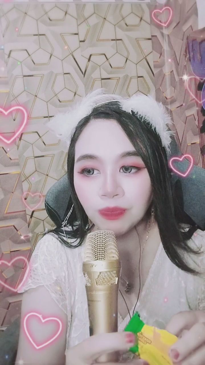  : 想跟我一起吃甜點嗎？這眼神誰受得了！🍰👀 #吃播 #誘惑 #甜美 #女友感