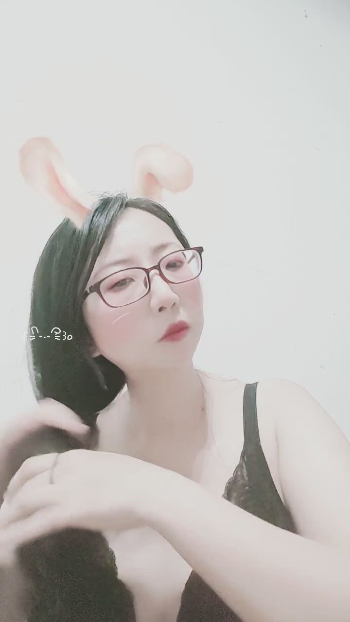  : 居家時光的私密視角，看著她穿著黑蕾絲內衣認真編髮的模樣，展現自然不造作的性感✨ #女友感 #居家日常 #眼鏡娘 #私密視角