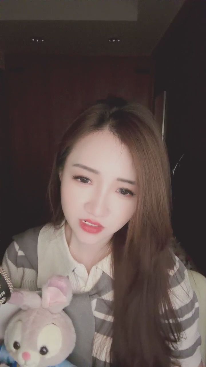 itsvina : 今天的抱抱名額有限開放中🐰💗

聽說抱抱可以讓心情變好～
那你要不要來領取一份專屬的溫柔呀？🥺

偷偷問一下…
你想抱抱我，還是想被我抱抱呢？🙈💕


#撒嬌日常 #直播日常 #甜美女孩 #心動瞬間