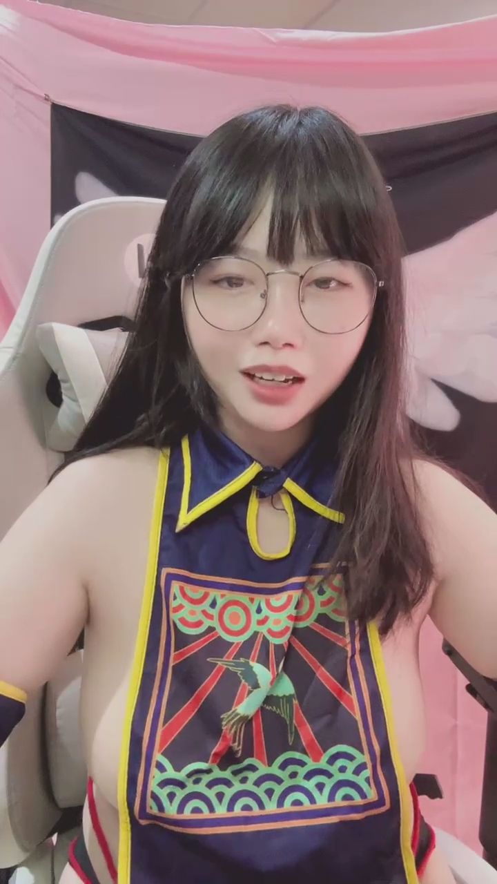  : 連續擺拍福利時間！最後的托腮姿勢太犯規了吧✨ #性感穿搭 #福利 #姿勢