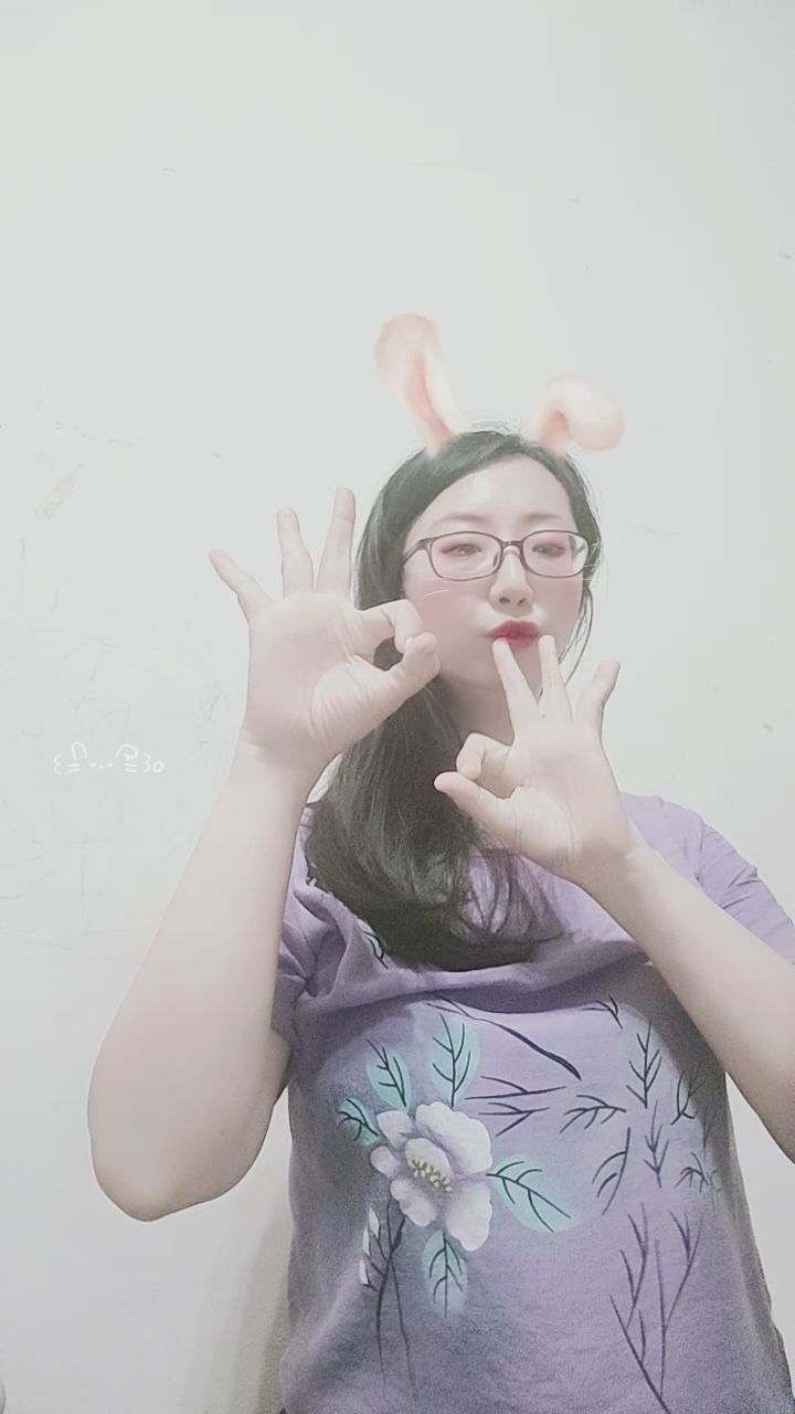 : 開頭有亮點！這波驚喜福利你給幾分？🫣💖 #眼鏡娘 #兔耳 #隱藏福利 #手勢舞 #可愛反差 萬聖節療慾大餐