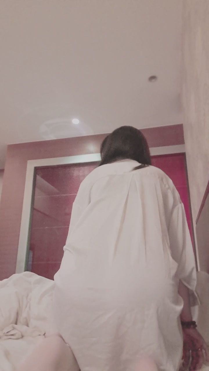 moran8303520 : 轉身後的驚喜，褪下粉色蕾絲的瞬間你準備好了嗎？🫣 #蕾絲誘惑 #性感轉身 #大膽解鎖