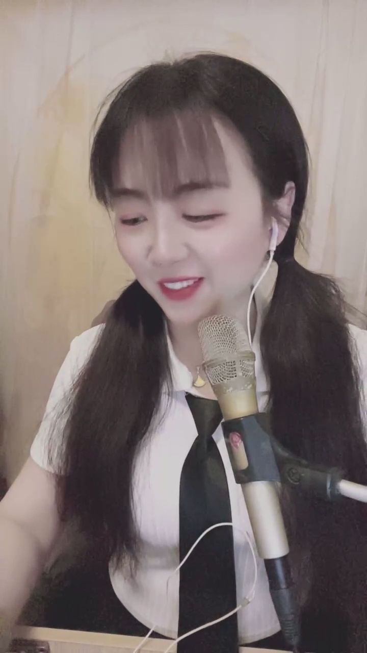 ickyt41 : 眼神對視的瞬間，你有感覺到我的心跳嗎？🎶 專屬你的制服女孩為你獻唱～ #制服女孩 #雙馬尾 #深情對唱 #心動瞬間