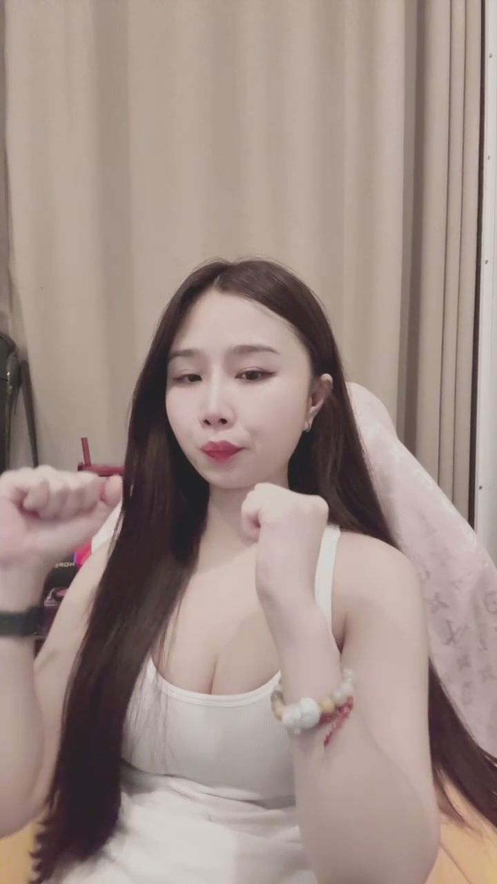 thipphavanh19111989 : 從俏皮嘟嘴到優雅撥髮，多變的神情你最喜歡哪一個？ 😉 #俏皮可愛 #直播互動 #日常精華