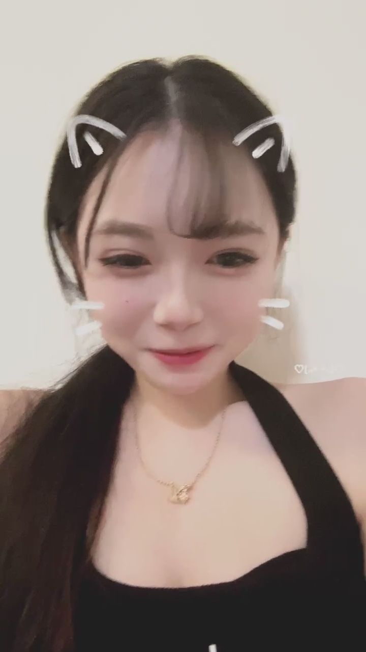 celina112 : 從害羞咬唇到燦爛甜笑，哪一個瞬間最讓你心動？🥰 #鄰家女孩 #心跳漏一拍