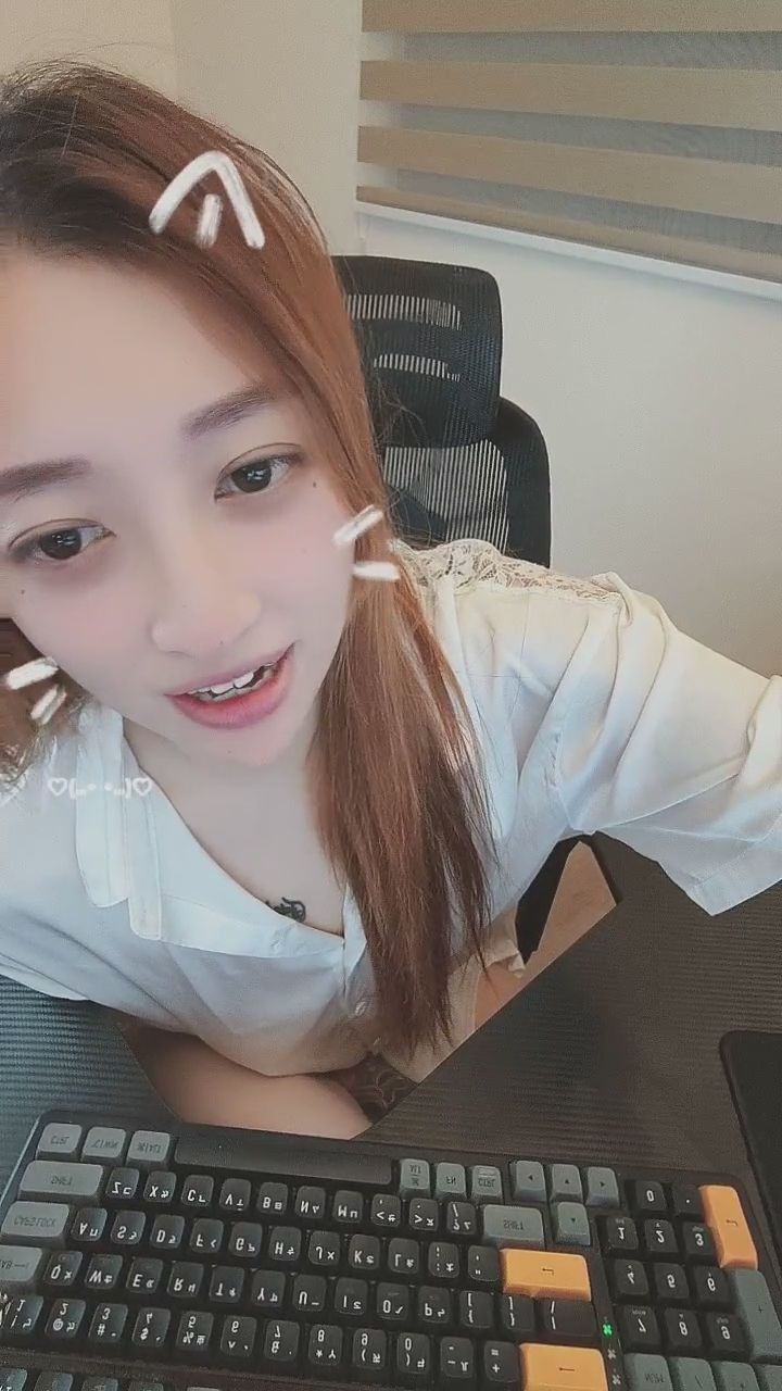 juujiu_ : 笑起來連刺青都跟著甜了起來✨ 喜歡這樣的反差感嗎？ #刺青正妹 #甜美笑容 #日常互動