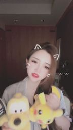 itsvina : 驚喜連連💖兩隻小可愛同時登場,你選哪一個?還是...選我呢?✨🧸
#玩偶互動 #直播日常 #睡衣趴