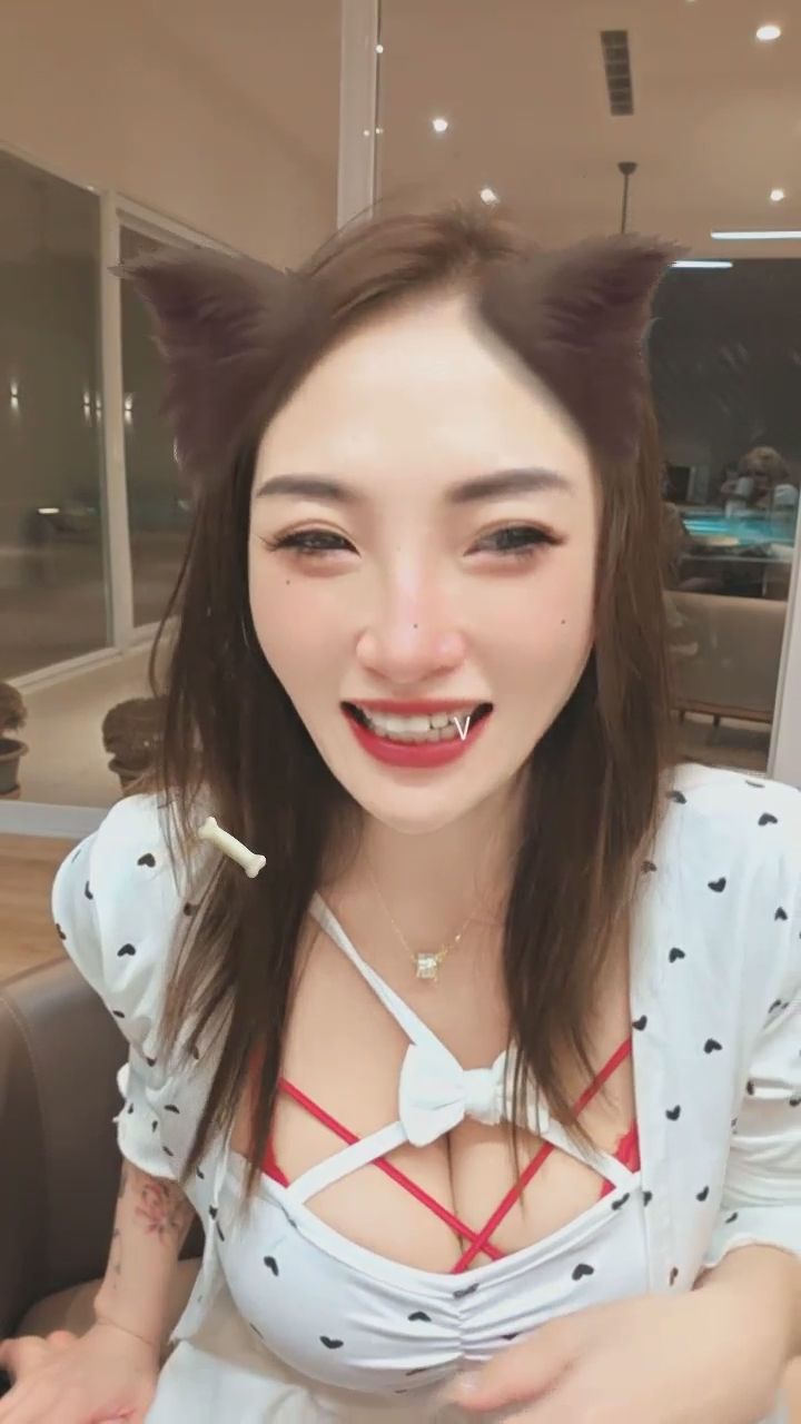 az77993 : 看到你就忍不住笑得這麼開心！✨ 快來感受這份熱情 #性感直播 #甜美笑容 #心動瞬間
