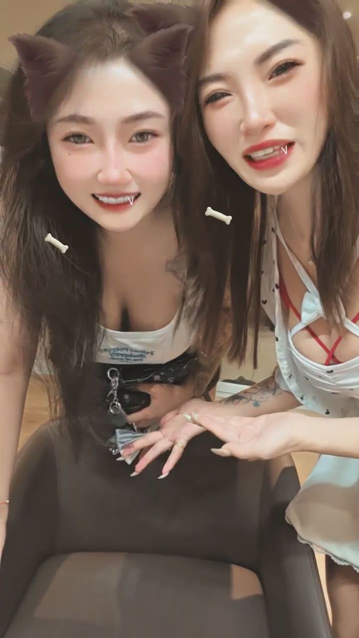 az77993 : 兩隻貓耳娘同時靠近，你選哪一個？👯‍♀️🐱 #閨蜜互動 #貓耳女孩 #雙倍誘惑