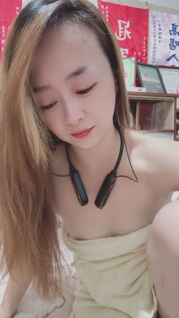 wasteful : 靠在床上慢慢拉下浴巾，準備好迎接更近距離的視角了嗎？ 😌💧 #浴巾滑落 #床伴視角 #性感誘惑