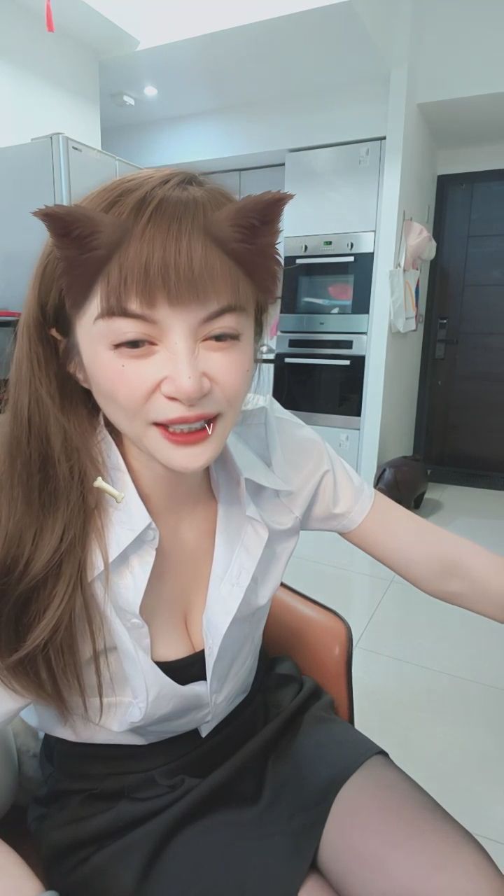 _ricecake__ : 從清純到性感的瞬間！白襯衫解扣後的反差魅力，你準備好了嗎？ 😏👚 #白襯衫 #反差 #性感
