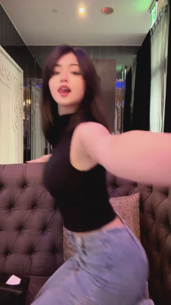 bebe_cc : 轉個身，讓你看看今天的牛仔褲穿搭亮點 👖✨ #性感穿搭 #完美曲線