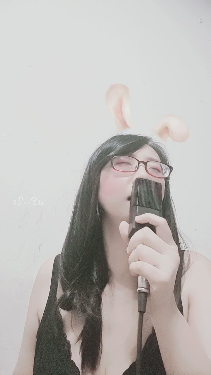  : 兔耳眼鏡娘的深情演唱，這首歌有唱進你心裡嗎？🐰🎤 #兔耳 #眼鏡娘 #深情演唱 #直播精華