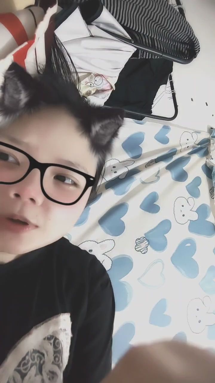  : 被這雙眼睛一直盯著看，你還能專心嗎？👀✨ #貓耳 #女友感 #私密閒聊
