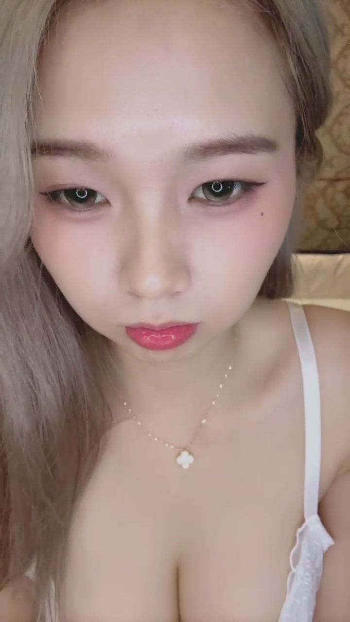 d_d..d_d : 這一眼，你招架得住嗎？😈 靠近一點聽聽我的唇語... #極致挑逗 #唇語 #蕾絲誘惑
