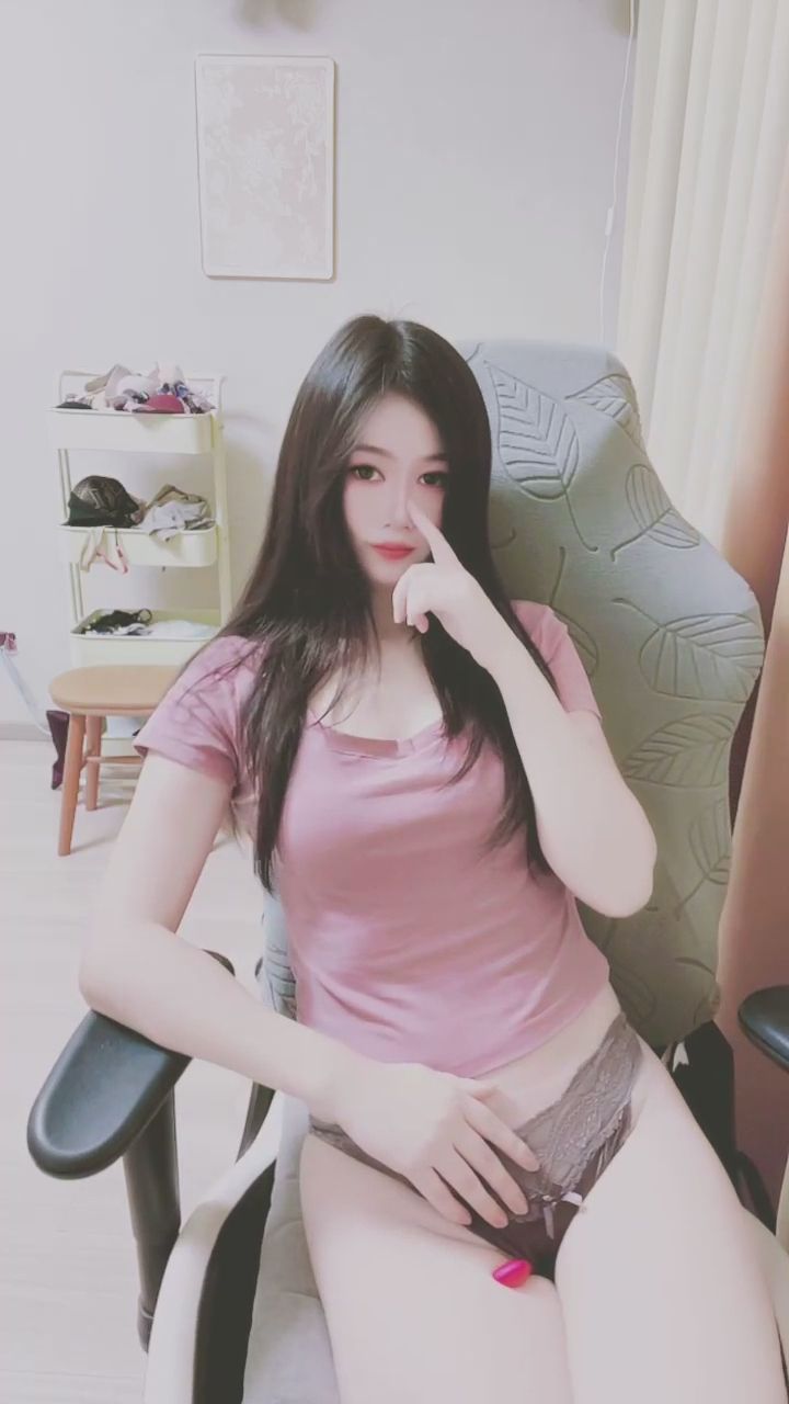 faye_faye : 從甜美到性感的轉變，這身粉色搭配灰色蕾絲你給幾分？💕 #全身展示 #蕾絲內褲 #性感身材