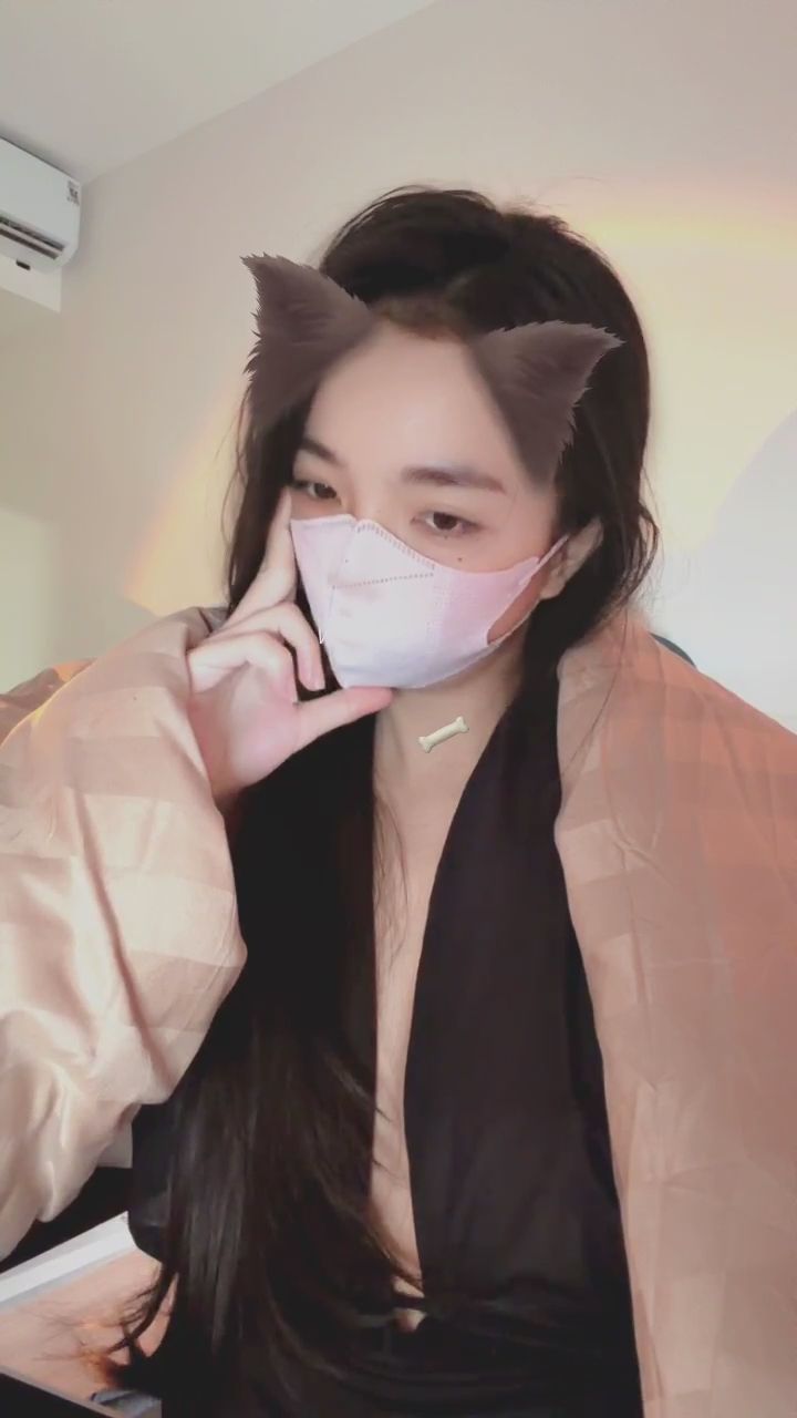  : 🤫 指尖輕觸雙唇，這個眼神有讓你心動嗎？神祕的貓耳少女等你探索🖤 #眼神交流 #神秘感 #貓耳