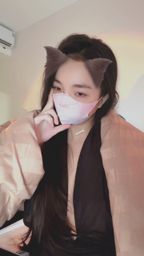 yinmi181119 : 🤫 指尖輕觸雙唇,這個眼神有讓你心動嗎?神祕的貓耳少女等你探索🖤 #眼神交流 #神秘感 #貓耳