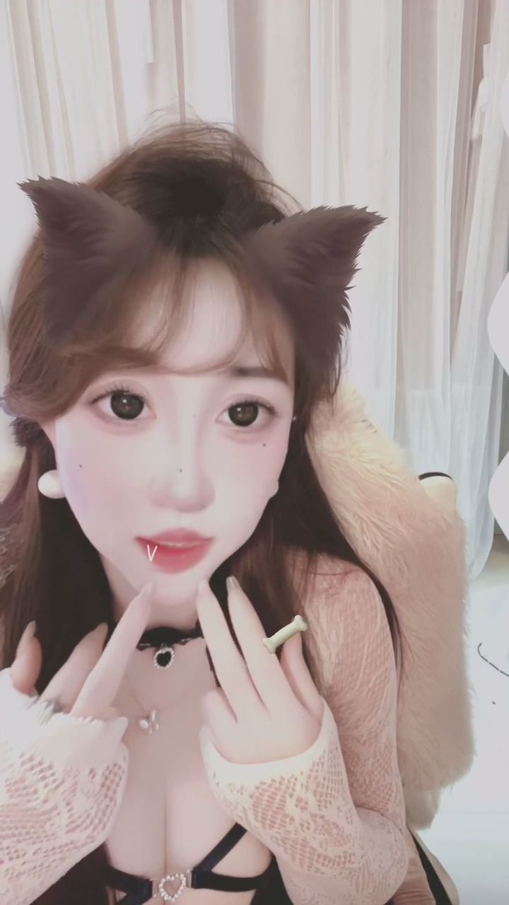  : 戳戳臉頰，今天也要開開心心喔！🐯💕 #小虎牙 #可愛互動 #萌妹
