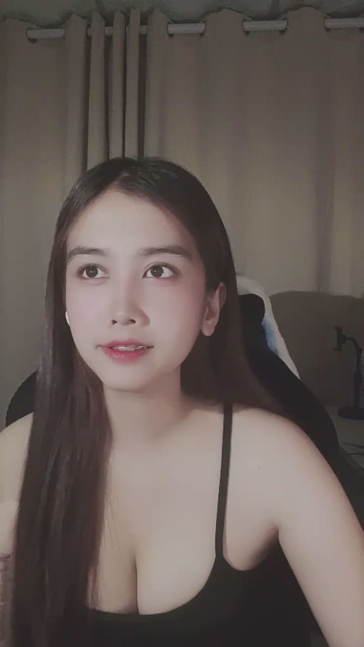  : 從發呆到被你逗笑，這抹笑容只為你綻放！❤️😍 #甜美笑容 #心動 #陪伴