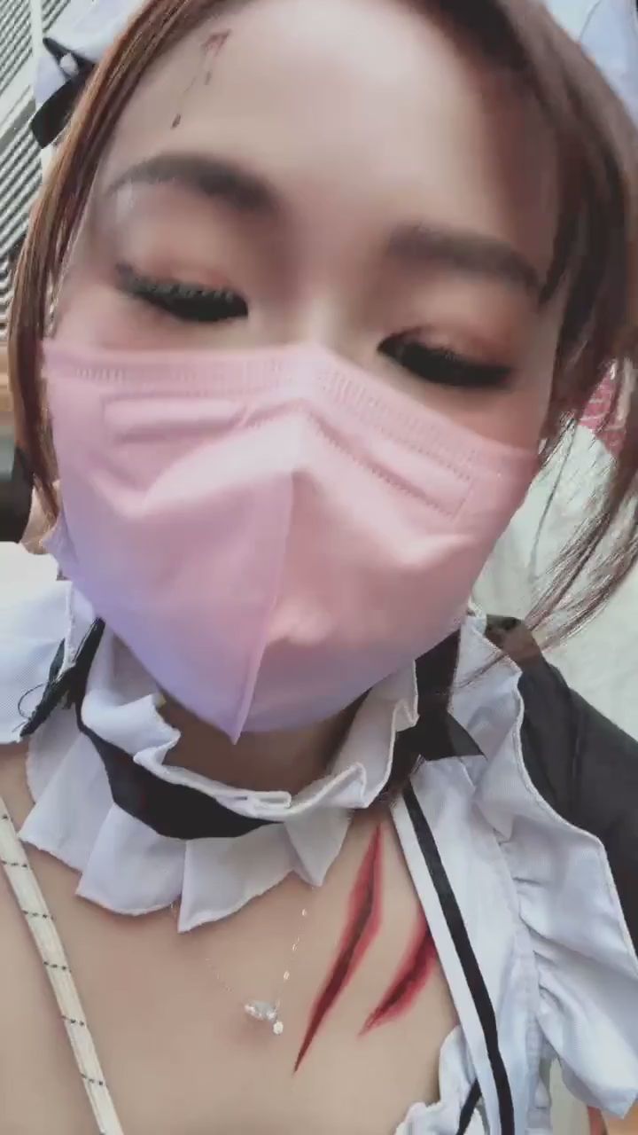ibarahime : 街頭的血色女僕 cosplay 💉 這眼神和妝容的細節太迷人了... 你也被這專屬的目光吸引住了嗎？ #女僕 #cosplay #角色扮演 #眼神殺