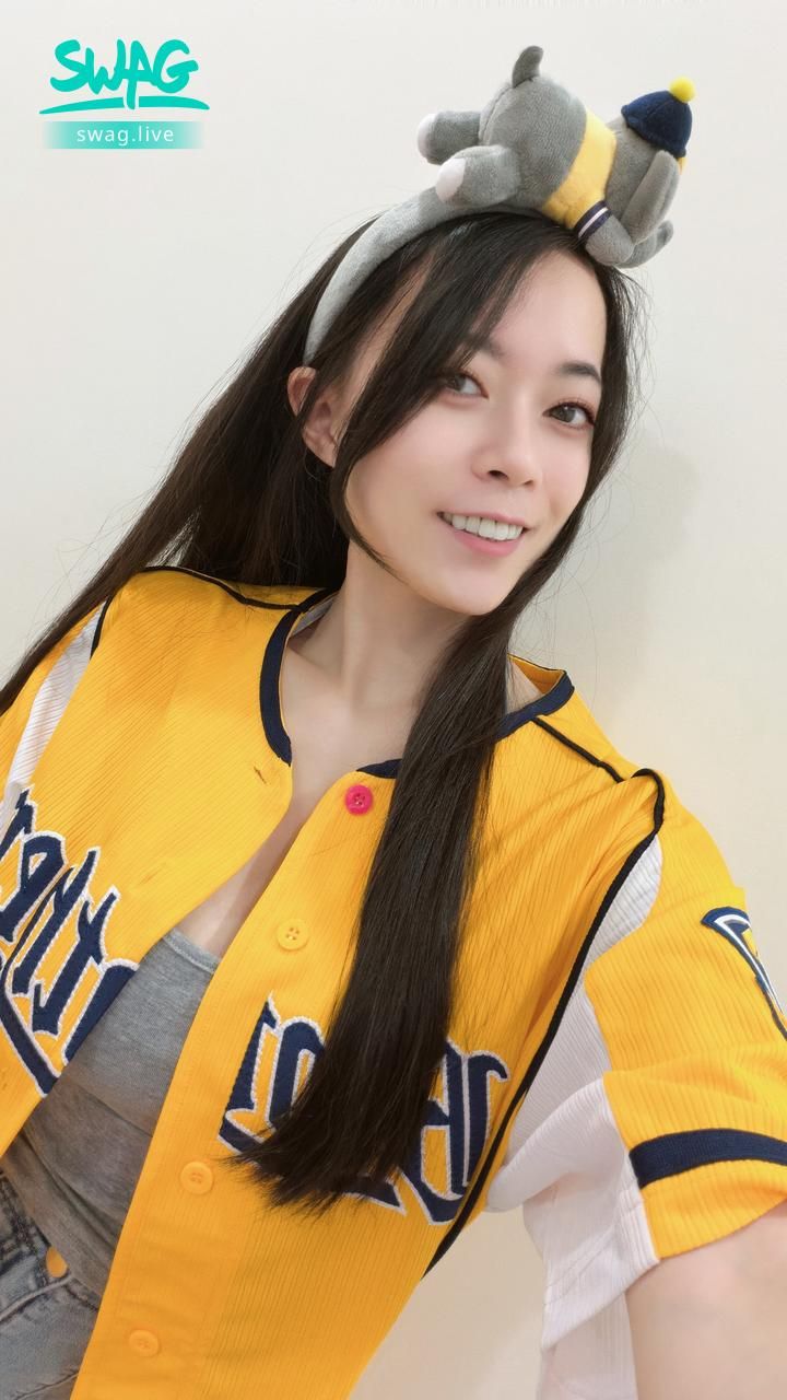 royababy : 果然還得是小翔啊啊啊！戴著他看球賽。拿下第二勝了啦！好開心啊啊啊啊啊啊
再2場！再2場！我要看黃色彩帶啦