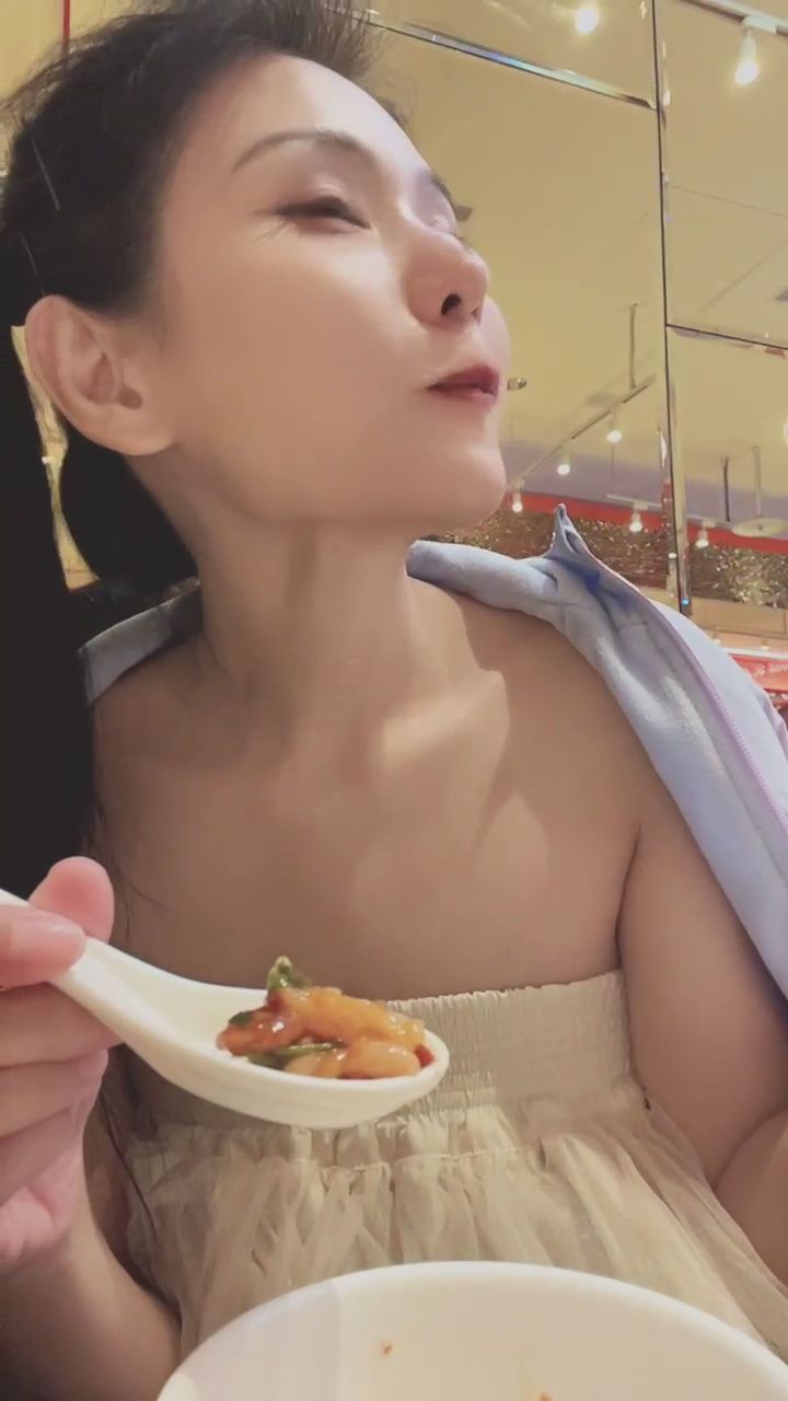 loveyueling2026 : 直播花絮，吃飯被捏😭😭😣😣😣