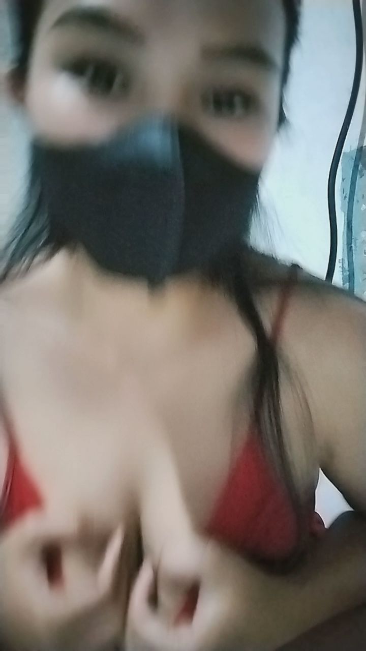  : 雙手微調紅色睡袍，藏不住的迷人曲線❤️ 這樣的焦點你捨得移開視線嗎？ #性感 #睡袍 #女神 #直播日常 #誘惑