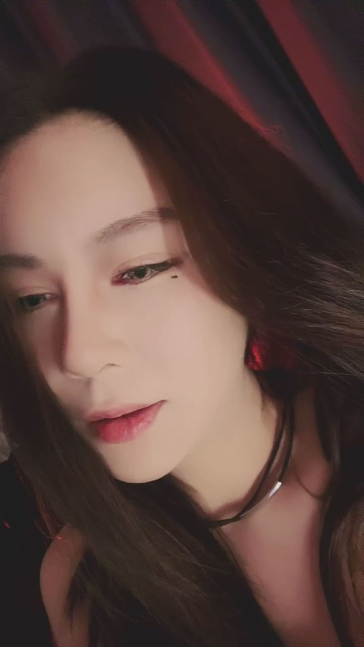 emika2026 : 超近距離的眼神放電與咬唇誘惑，今晚只為你心動。 #超近對視 #咬唇 #性感微表情