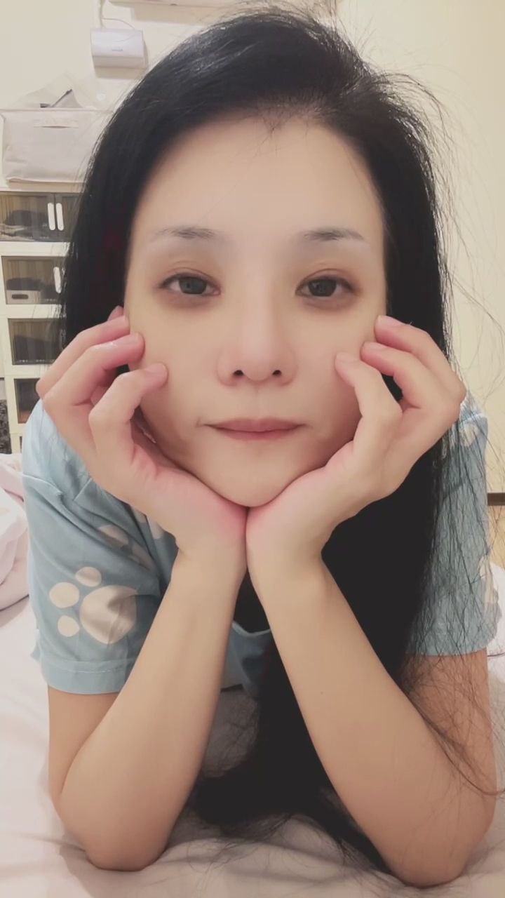 loveyueling2026 : 今晚心跳有點快，是因為你在看我嗎？💕🛏️ #深夜福利 #女友視角 #撩人