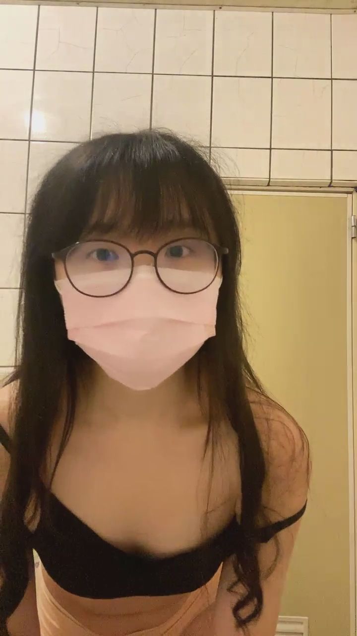  : 滑落的肩帶與近距離凝視，只想把這份私密感分享給你 #微露 #性感穿搭 #親密互動