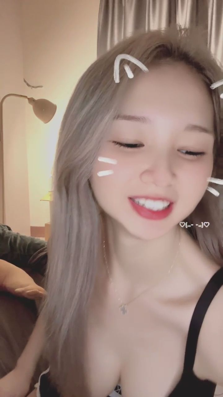 d_d..d_d : 脫下外衣後的輕鬆時刻，這個伸懶腰的視角你覺得可以嗎？🔥 #性感內衣 #女友視角 #居家日常