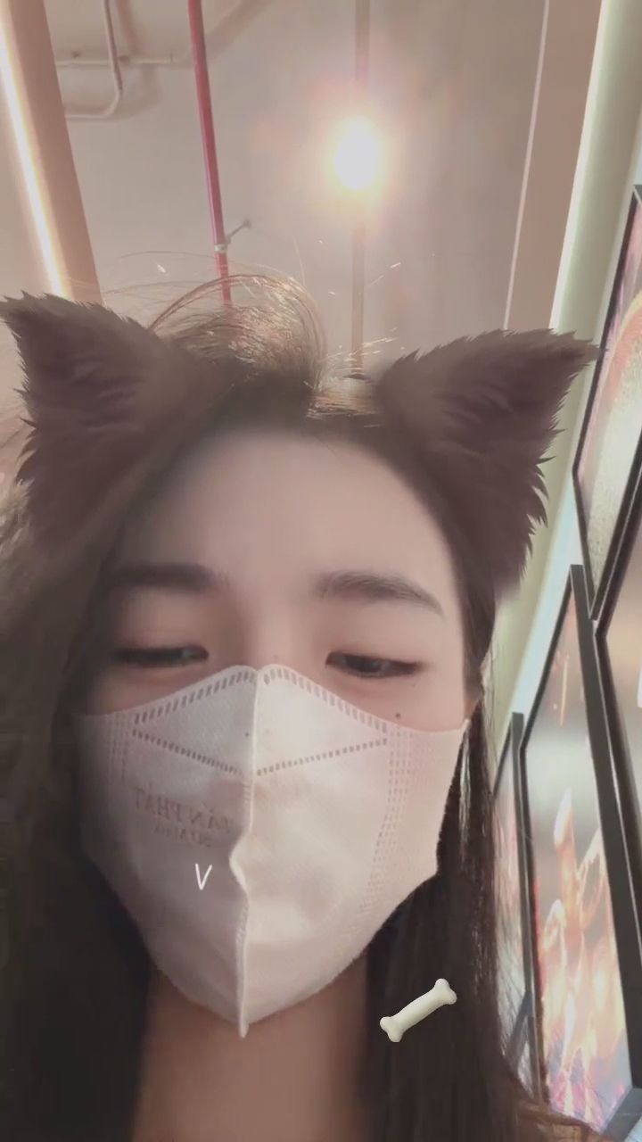yinmi181119 : 換個角度看看我，是不是更可愛了？💕 喵～ #女友感 #第一人稱視角 #貓耳少女 #心動日常