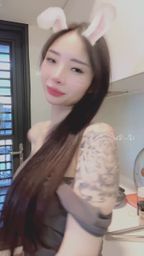 yo225250 : 轉過身才發現的小驚喜…想看清楚我的玫瑰刺青嗎?🌹✨ #刺青女孩 #回眸 #微性感 #直播精華