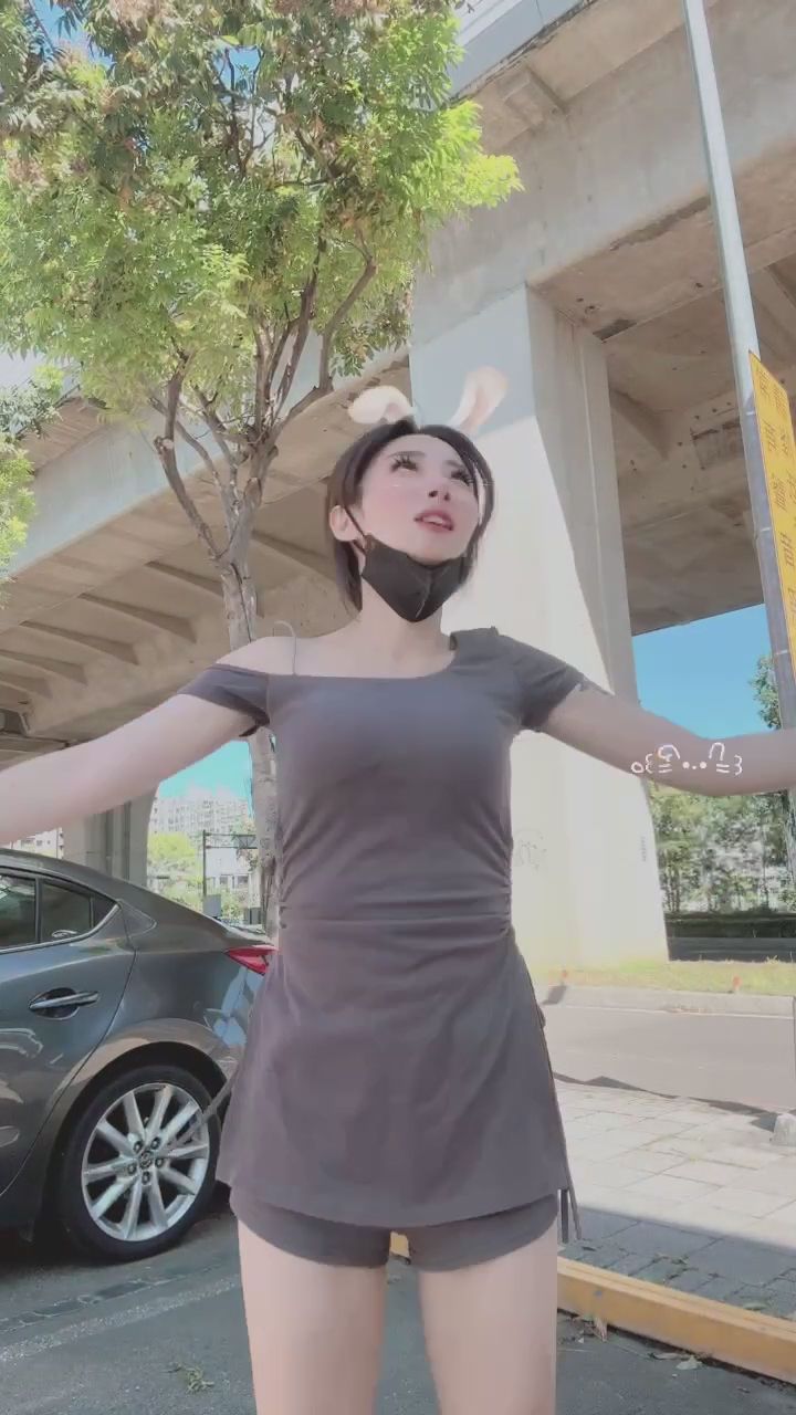 yo225250 : 今天的戶外穿搭喜歡嗎？🐰✨ 近距離給你看清楚！ #戶外穿搭 #露肩洋裝 #女友視角