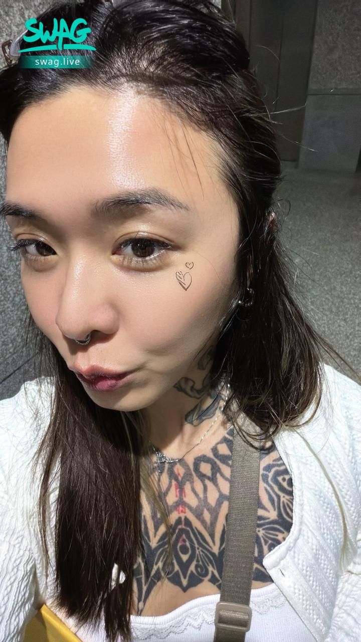 colavsvs : 天黑了你們在幹嘛呢👀❤️Babe
想可樂的舉手答右🙋