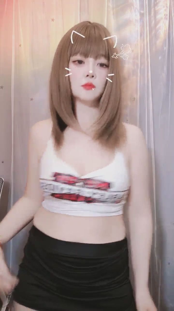  : 跟著節奏一起搖擺！甜美貓耳娘的動感熱舞，哪一秒最讓你心動？🐾💃 #熱舞 #性感舞步 #貓耳娘 #直播精華