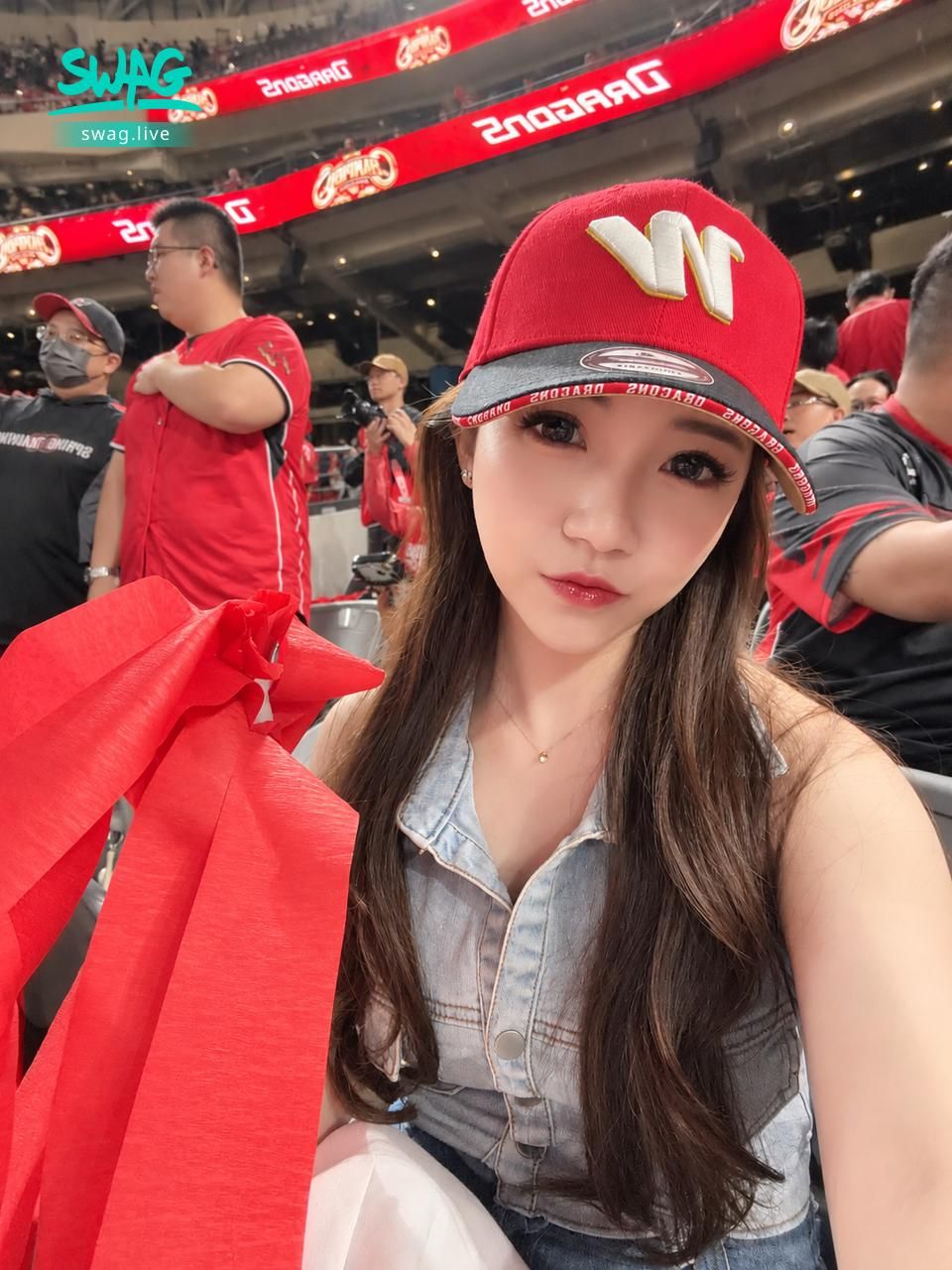 itsvina : 今天不當主播，改當一日熱血球迷啦⚾️❤️

兄弟 VS 味全龍 ⚾️
結果在味全龍主場直接見證奪冠啦🏆🔥

今天的我是不是自帶冠軍幸運體質🤭✨
（兄弟象迷誤入🫣）

休播一天，主播也需要放風充電一下🔋✨

話說……
這裡有龍迷嗎？🐲
還是有偷偷支持兄弟的？🐘
留言讓我看看你們是哪一派💖