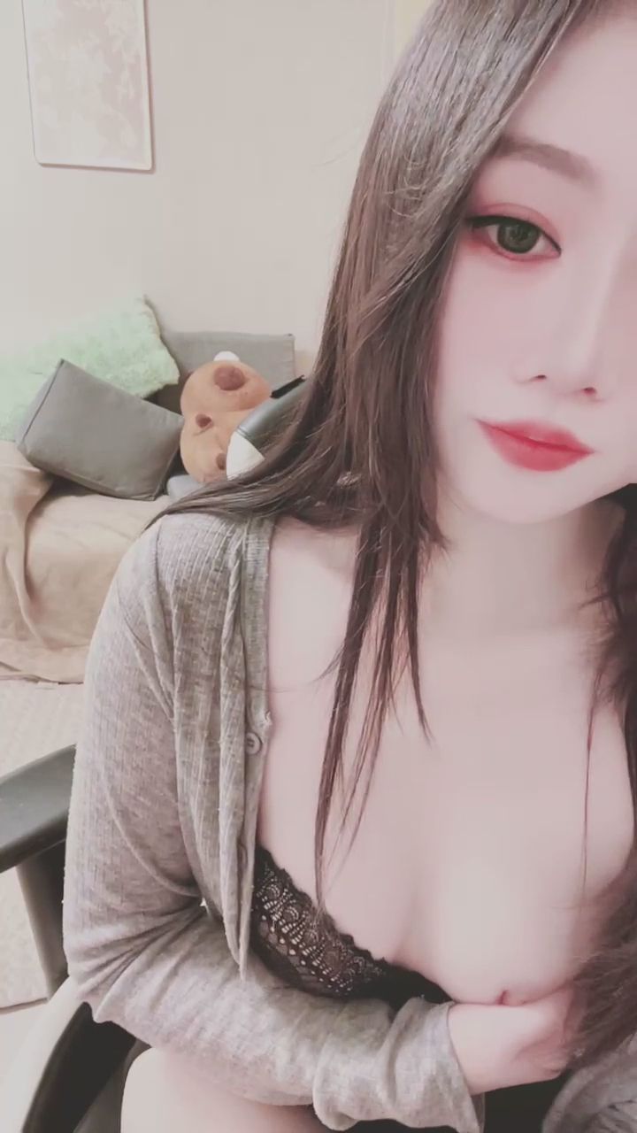  : 蕾絲下的心跳節奏，感受指尖的溫柔揉捏，今晚讓我好好誘惑你。🖤 #性感內衣 #黑蕾絲 #感官挑逗