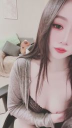 faye_faye : 蕾絲下的心跳節奏,感受指尖的溫柔揉捏,今晚讓我好好誘惑你。🖤 #性感內衣 #黑蕾絲 #感官挑逗