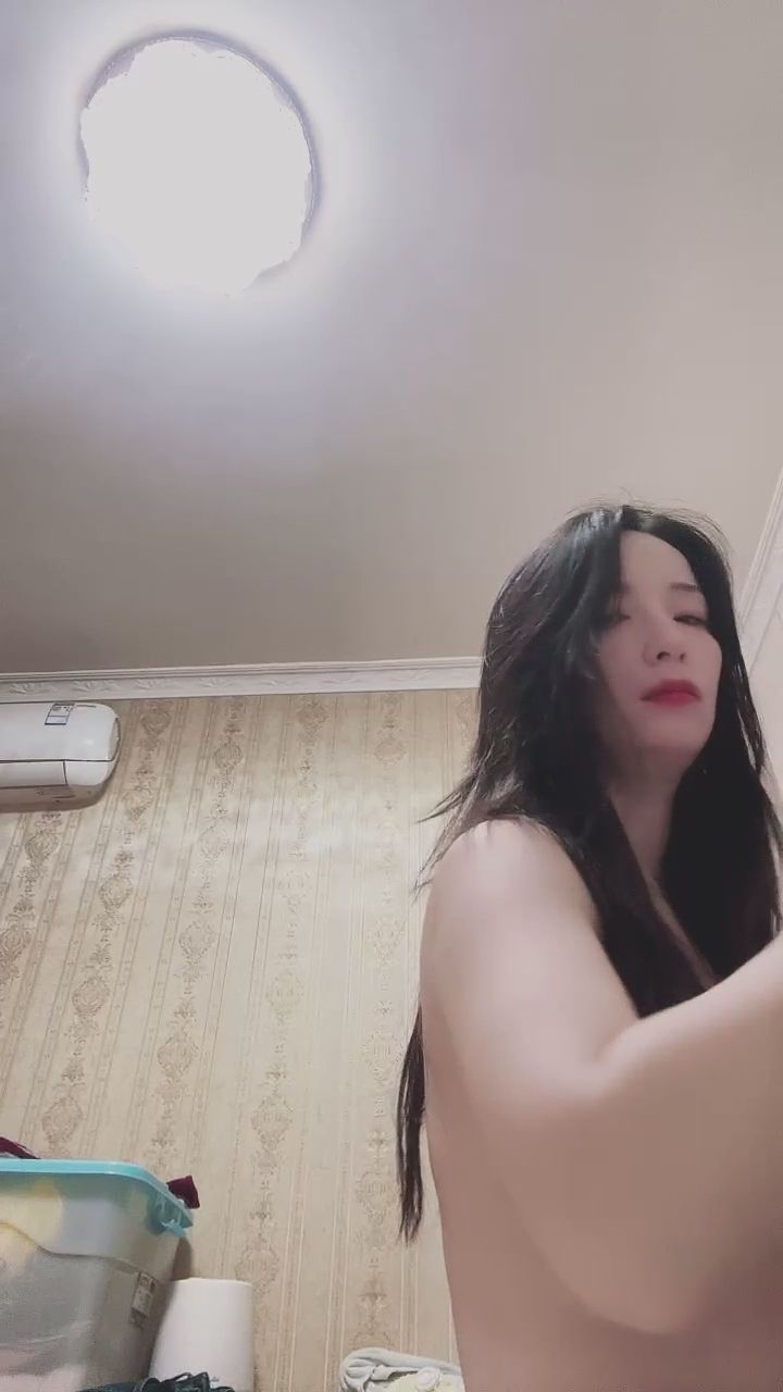 accomplishedfang8286 : 準備休息囉！脫下厚外套，換上性感的蕾絲睡衣，想和我一起入睡嗎？🌙 #更衣 #蕾絲睡衣 #深夜限定 #性感