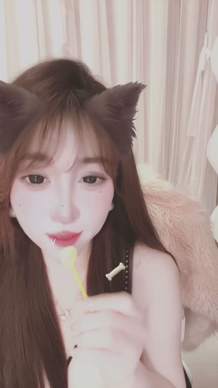 ba1237 : 狼耳少女的甜蜜誘惑，眼神比手裡的糖還要甜喔🍬🐺 #狼耳少女 #性感曲線 #誘惑